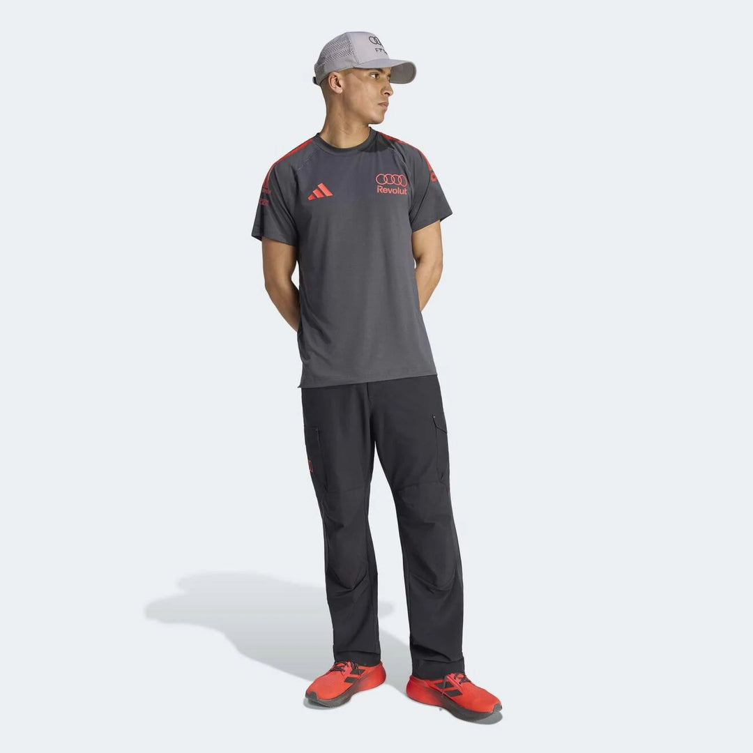 Revolut Audi F1 Team Tee Shirt Team 2026 Revolut Audi F1 Team Tee Shirt Team 2026 Portez les couleurs officielles de l'équipe Audi F1 avec ce t-shirt replica hommes. Logos d'équipe et partenaires. Esprit Pilote