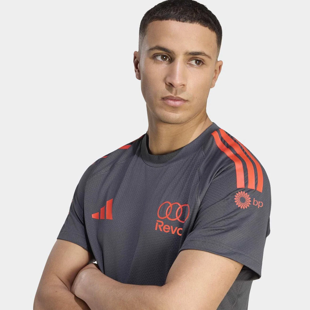 Revolut Audi F1 Team Tee Shirt Team 2026 Revolut Audi F1 Team Tee Shirt Team 2026 Portez les couleurs officielles de l'équipe Audi F1 avec ce t-shirt replica hommes. Logos d'équipe et partenaires. Esprit Pilote