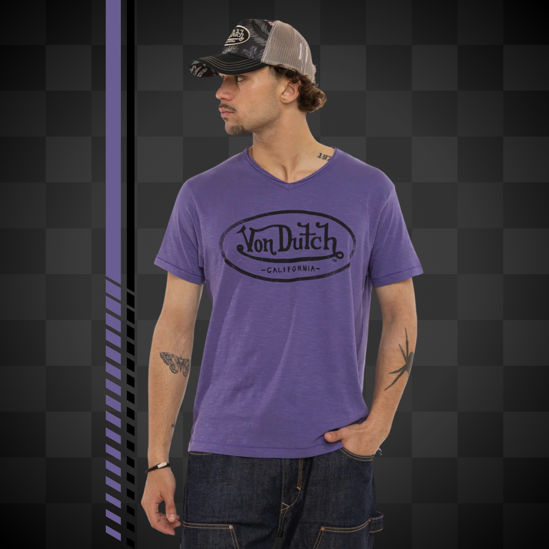 Von Dutch Tee Shirt "Ron" Violet - Von Dutch Tee Shirt "Ron" Violet en coton 100% léger et strié. Coupe régulière, col V, manches courtes. Violet et noir. Lavage 30°. - Esprit Pilote