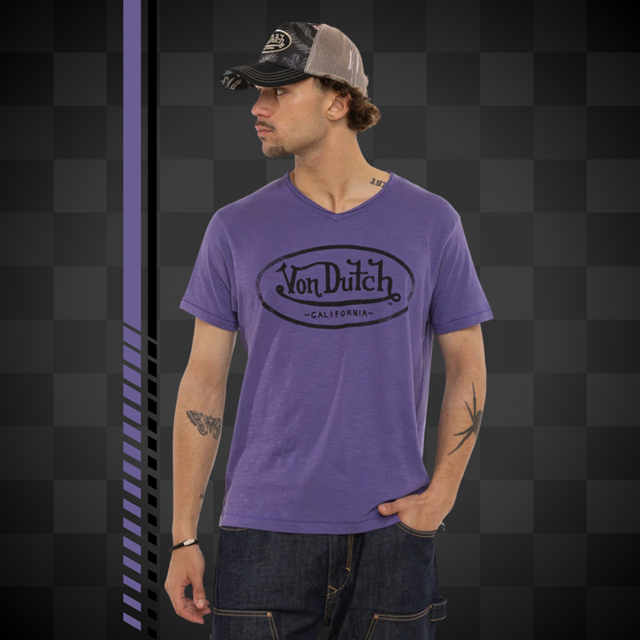 Von Dutch Tee Shirt "Ron" Violet - Von Dutch Tee Shirt "Ron" Violet en coton 100% léger et strié. Coupe régulière, col V, manches courtes. Violet et noir. Lavage 30°. - Esprit Pilote