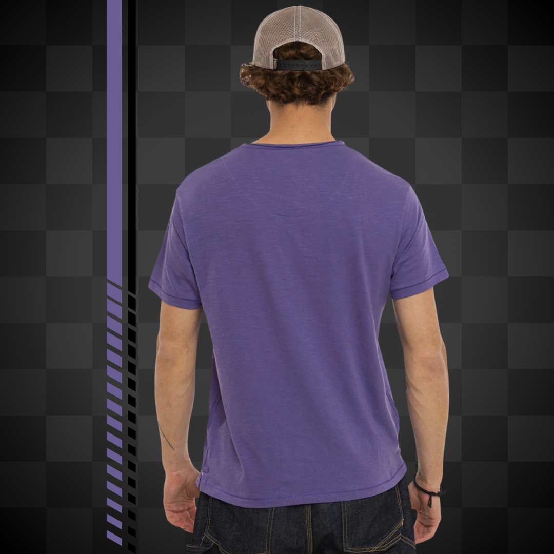 Von Dutch Tee Shirt "Ron" Violet - Von Dutch Tee Shirt "Ron" Violet en coton 100% léger et strié. Coupe régulière, col V, manches courtes. Violet et noir. Lavage 30°. - Esprit Pilote