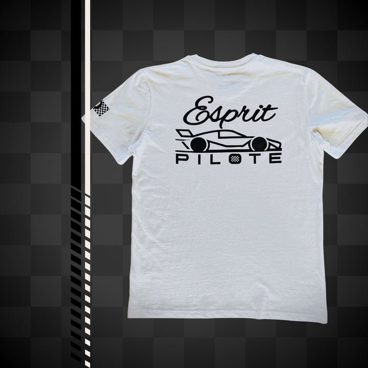 Affirmez votre look avec Esprit Pilote Tee Shirt "#0" - Ce tee-shirt célèbre l’origine de la marque avec audace. Numéro 0, il rend hommage aux voitures ouvreuses en rallye, annonçant l’arrivée des premiers pilotes et garantissant la maîtrise du parcours.