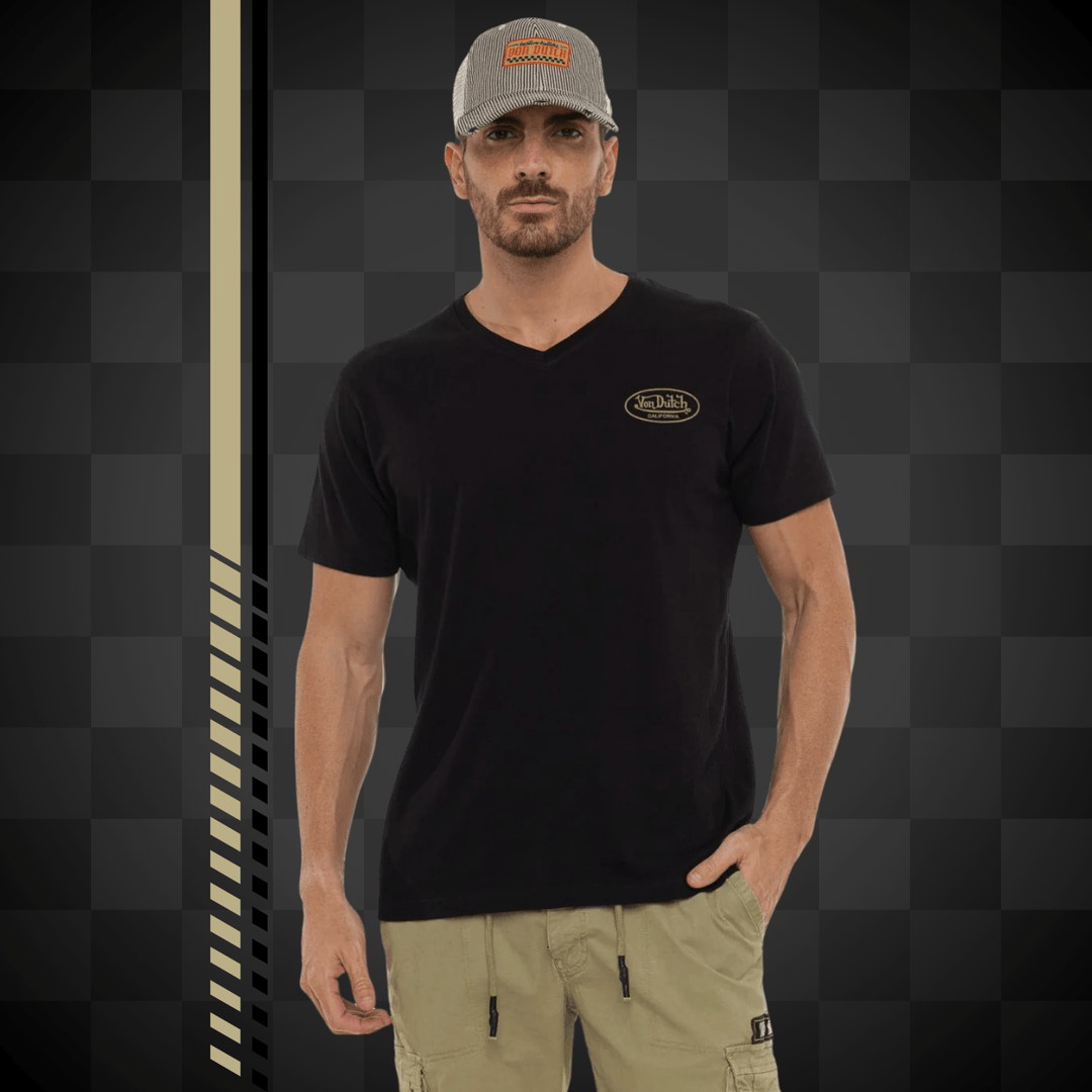 Von Dutch Tee Shirt Col V "Hot" - Von Dutch Tee Shirt Col V Hot. Confectionné en 100% coton léger, il offre un confort optimal pour l'été. Sa coupe régulière en fait une pièce polyvalente.