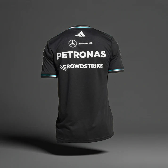 AMG Petronas Mercedes F1 Tee Shirt Driver AMG Petronas Mercedes F1 Tee Shirt Driver — Performance et style automobile en un seul vêtement. Conçu dans un esprit inspiré de la compétition. Esprit Pilote