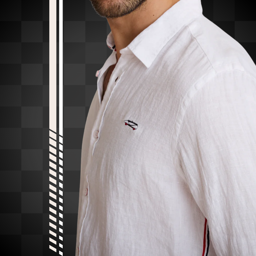 Affirmez votre look avec Delahaye Chemise 100% Lin Blanc - Chemise intemporelle en lin pur blanc, coupe régulière généreuse pour un confort optimal. Manches longues et broderie poitrine signature apportent une touche d'élégance discrète, tandis que le lis