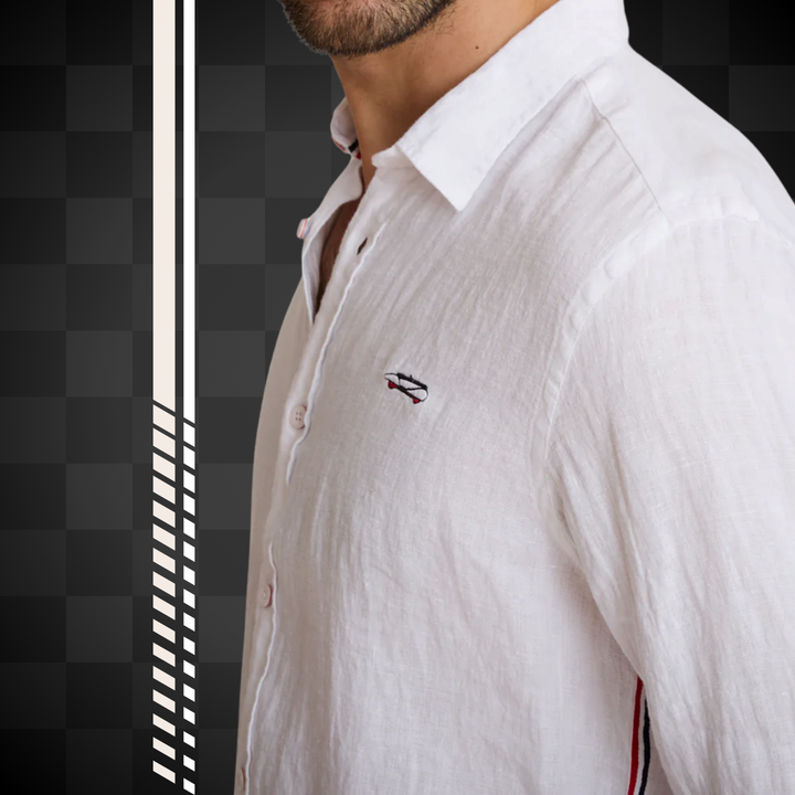 Affirmez votre look avec Delahaye Chemise 100% Lin Blanc - Chemise intemporelle en lin pur blanc, coupe régulière généreuse pour un confort optimal. Manches longues et broderie poitrine signature apportent une touche d'élégance discrète, tandis que le lis