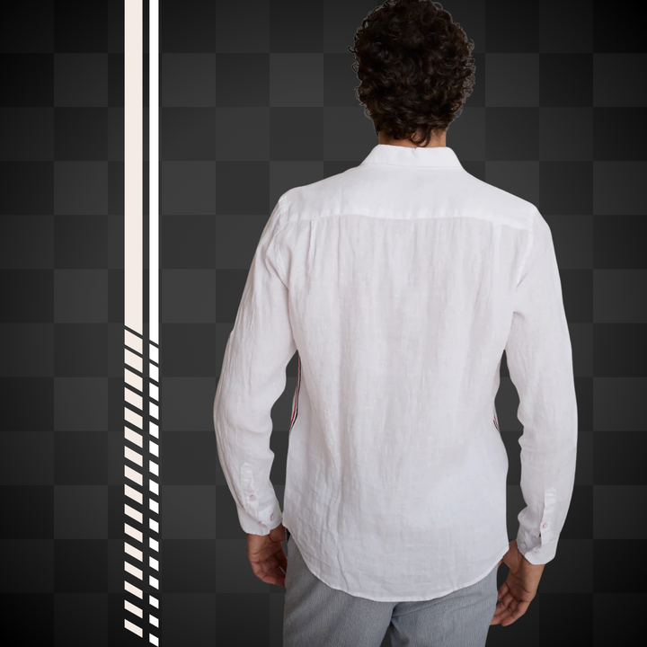 Affirmez votre look avec Delahaye Chemise 100% Lin Blanc - Chemise intemporelle en lin pur blanc, coupe régulière généreuse pour un confort optimal. Manches longues et broderie poitrine signature apportent une touche d'élégance discrète, tandis que le lis