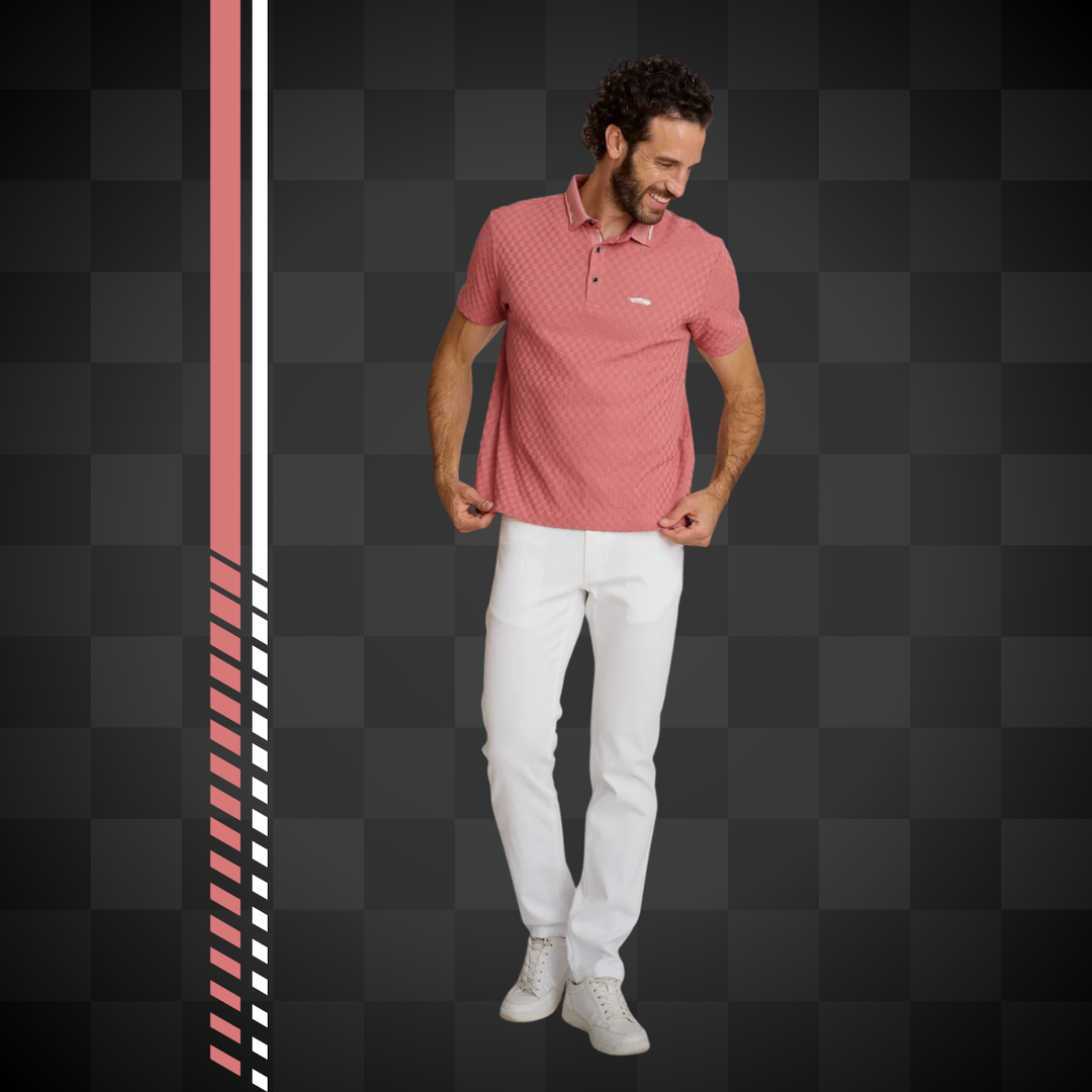 Affirmez votre look avec Delahaye Polo Manches Courtes Rose Argile - Polo incontournable pour les passionnés de motorsport. Confectionné en coton-polyester équilibré, ce modèle offre confort et durabilité au quotidien. Le col liseré apporte une finition s