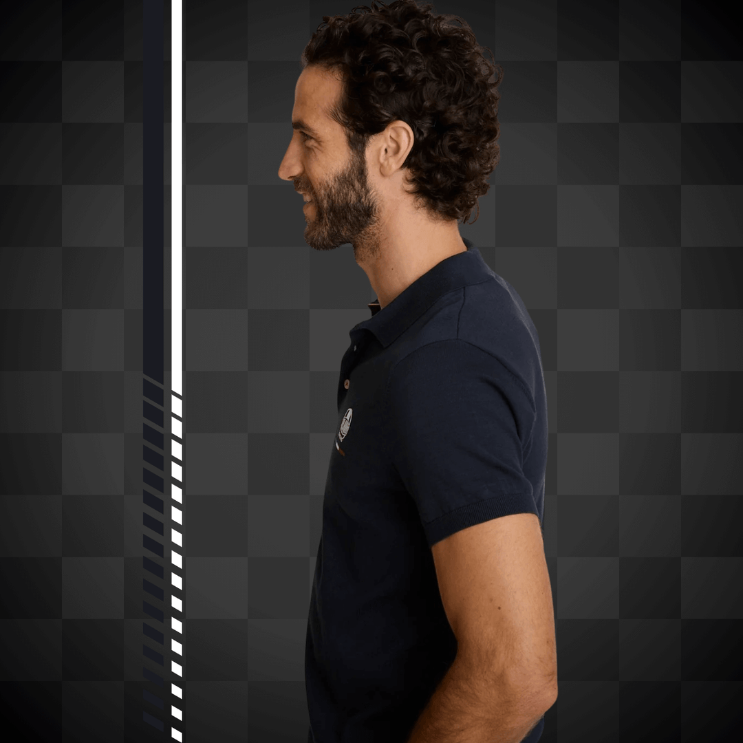 Affirmez votre look avec Delahaye Polo Lambda Marine en coton pur offrant confort et respirabilité optimale. Élastiques renforcés à la taille et aux manches - Esprit Pilote