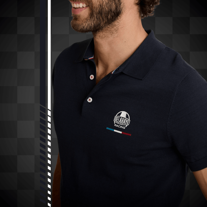 Affirmez votre look avec Delahaye Polo Lambda Marine en coton pur offrant confort et respirabilité optimale. Élastiques renforcés à la taille et aux manches - Esprit Pilote