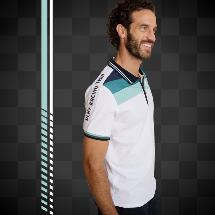 Affirmez votre look avec Delahaye Polo Racing Manches Courtes Blanc/Sauge/Marine - Polo racing authentique confectionné en coton-élasthanne pour un confort optimal et une liberté de mouvement. Doté d'un col zippé pratique, de bords côtelés aux manches pou