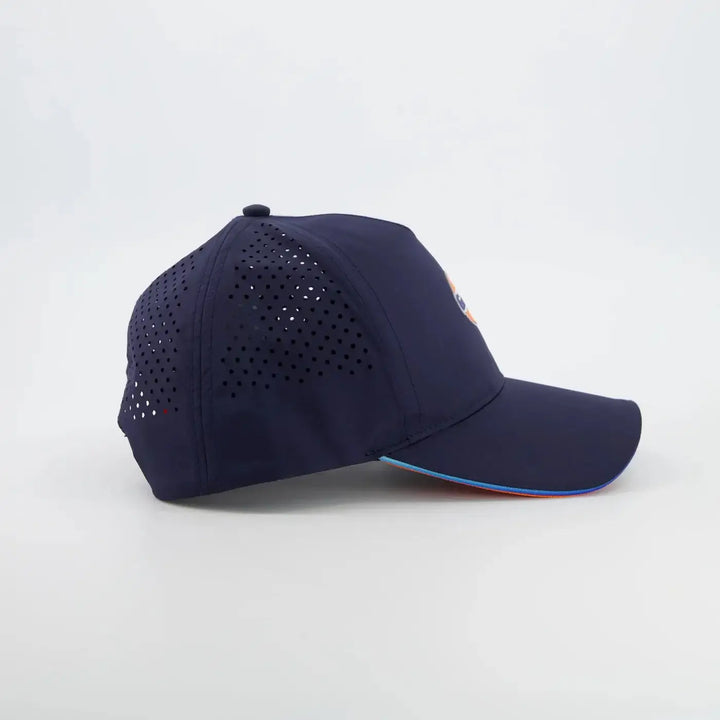 Gulf Casquette "Gradient Tech" - Gulf Casquette "Gradient Tech" - Gulf Casquette "Gradient Tech" — style graphique moderne avec design 6 panneaux en polyester micro perforé. Logo Gulf 3D - Esprit Pilote