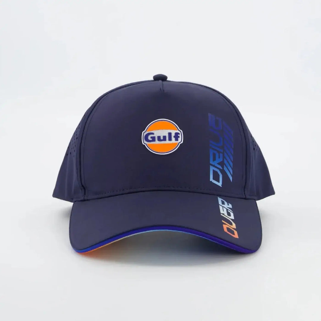 Gulf Casquette "Gradient Tech" - Gulf Casquette "Gradient Tech" - Gulf Casquette "Gradient Tech" — style graphique moderne avec design 6 panneaux en polyester micro perforé. Logo Gulf 3D - Esprit Pilote