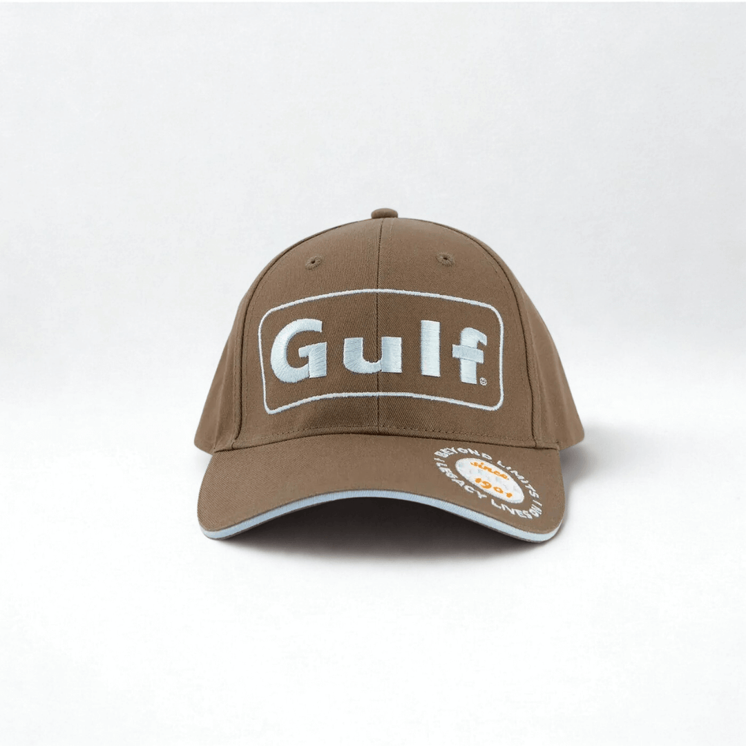 Affirmez votre look avec Gulf Casquette "Legacy" Olive - qui refuse la médiocrité. Six panneaux en coton pur, broderies affirmées sur le devant et la visière - Esprit Pilote
