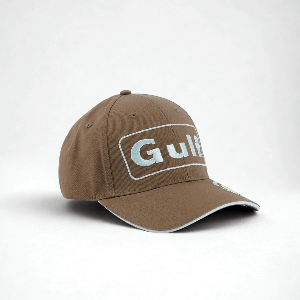Affirmez votre look avec Gulf Casquette "Legacy" Olive - qui refuse la médiocrité. Six panneaux en coton pur, broderies affirmées sur le devant et la visière - Esprit Pilote