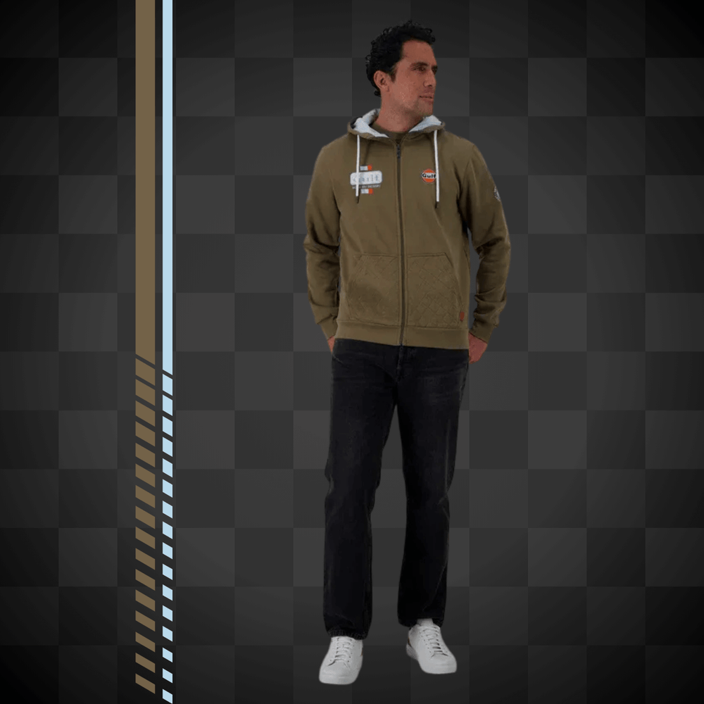 Affirmez votre look avec Gulf Hoodie Full Zip "Bold Classics" - Olive - Gulf Hoodie Full Zip "Bold Classics" incarne l'équilibre entre style et fonctionnalité. Confectionné en molleton coton-polyester (80/20), ce sweat zippé à capuche offre un confort quo
