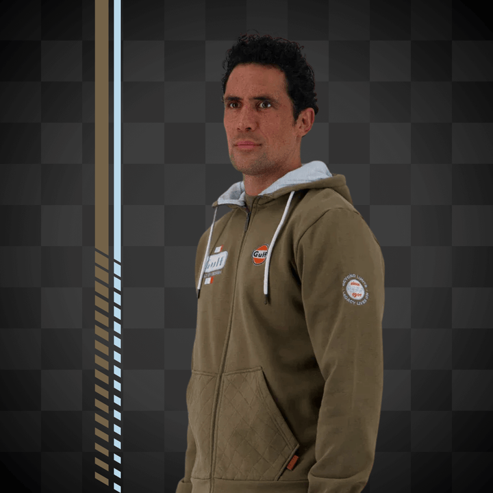 Affirmez votre look avec Gulf Hoodie Full Zip "Bold Classics" - Olive - Gulf Hoodie Full Zip "Bold Classics" incarne l'équilibre entre style et fonctionnalité. Confectionné en molleton coton-polyester (80/20), ce sweat zippé à capuche offre un confort quo