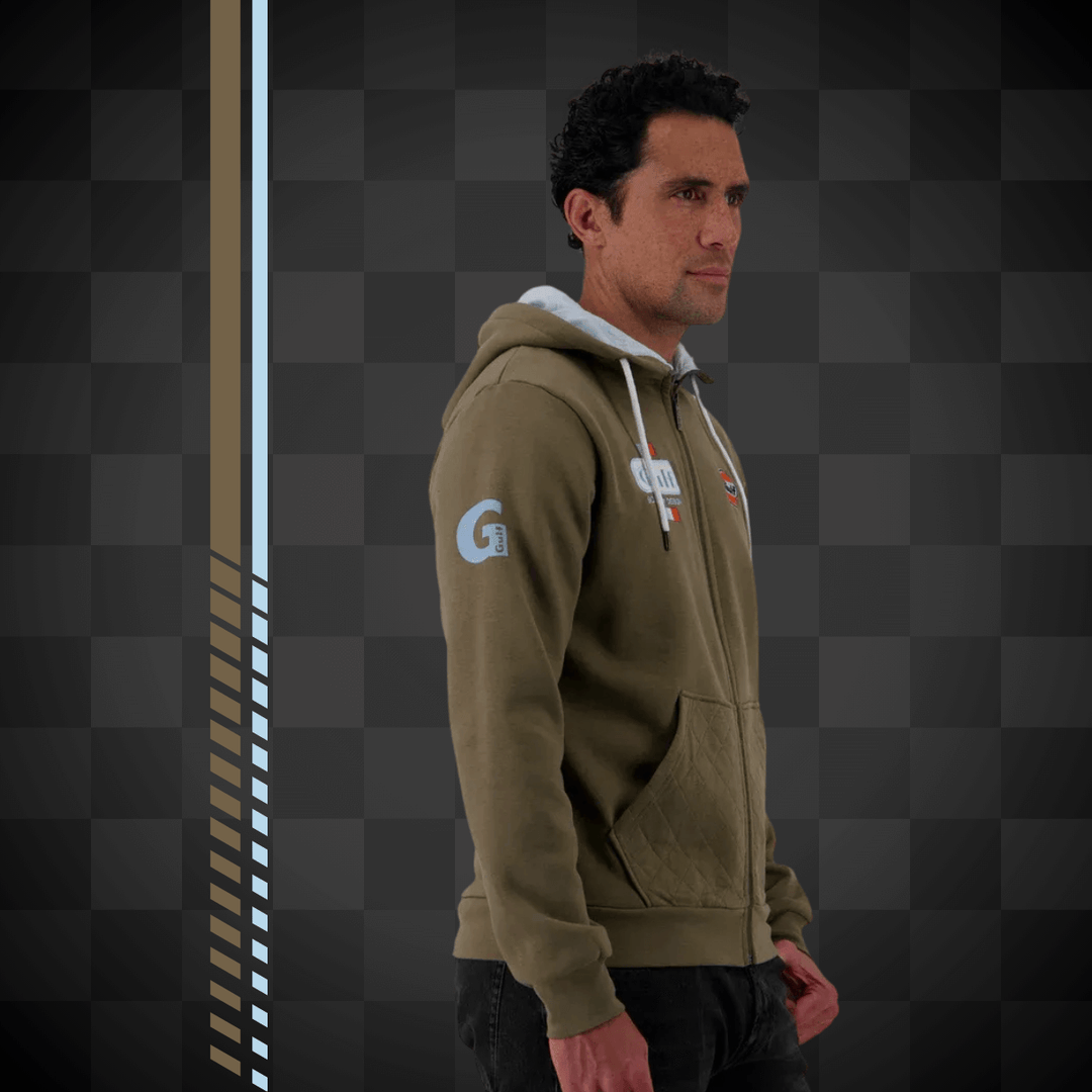 Affirmez votre look avec Gulf Hoodie Full Zip "Bold Classics" - Olive - Gulf Hoodie Full Zip "Bold Classics" incarne l'équilibre entre style et fonctionnalité. Confectionné en molleton coton-polyester (80/20), ce sweat zippé à capuche offre un confort quo