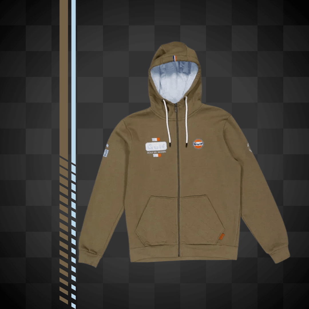 Affirmez votre look avec Gulf Hoodie Full Zip "Bold Classics" - Olive - Gulf Hoodie Full Zip "Bold Classics" incarne l'équilibre entre style et fonctionnalité. Confectionné en molleton coton-polyester (80/20), ce sweat zippé à capuche offre un confort quo