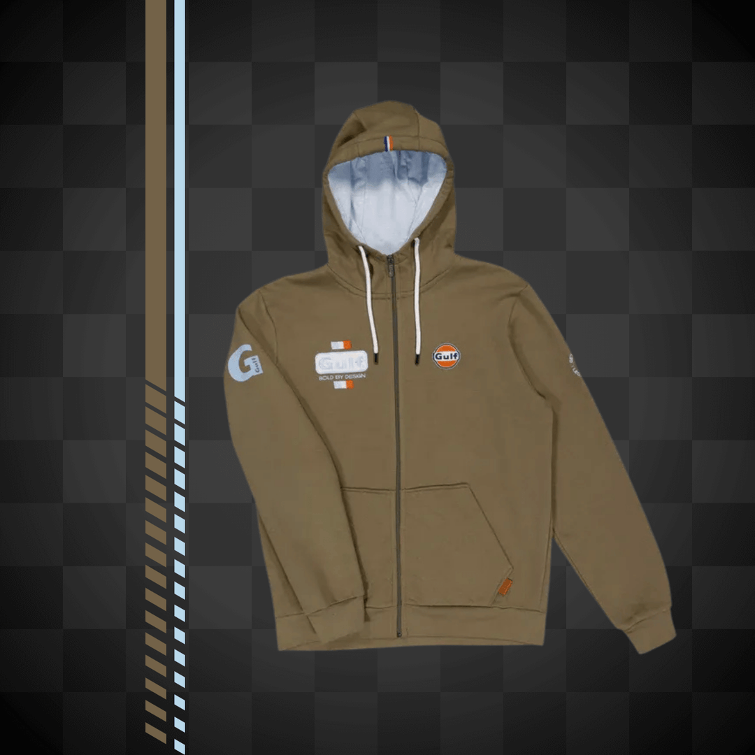Affirmez votre look avec Gulf Hoodie Full Zip "Bold Classics" - Olive - Gulf Hoodie Full Zip "Bold Classics" incarne l'équilibre entre style et fonctionnalité. Confectionné en molleton coton-polyester (80/20), ce sweat zippé à capuche offre un confort quo