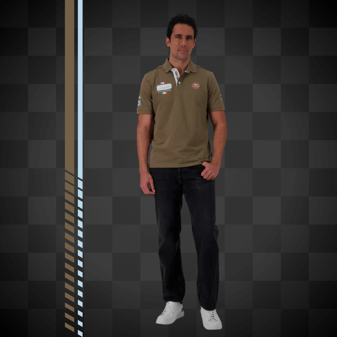 Affirmez votre look avec Gulf Polo "Bold Classics" Olive - il incarne l'essence du style racing avec assurance. il affiche une construction robuste et durable. - Esprit Pilote