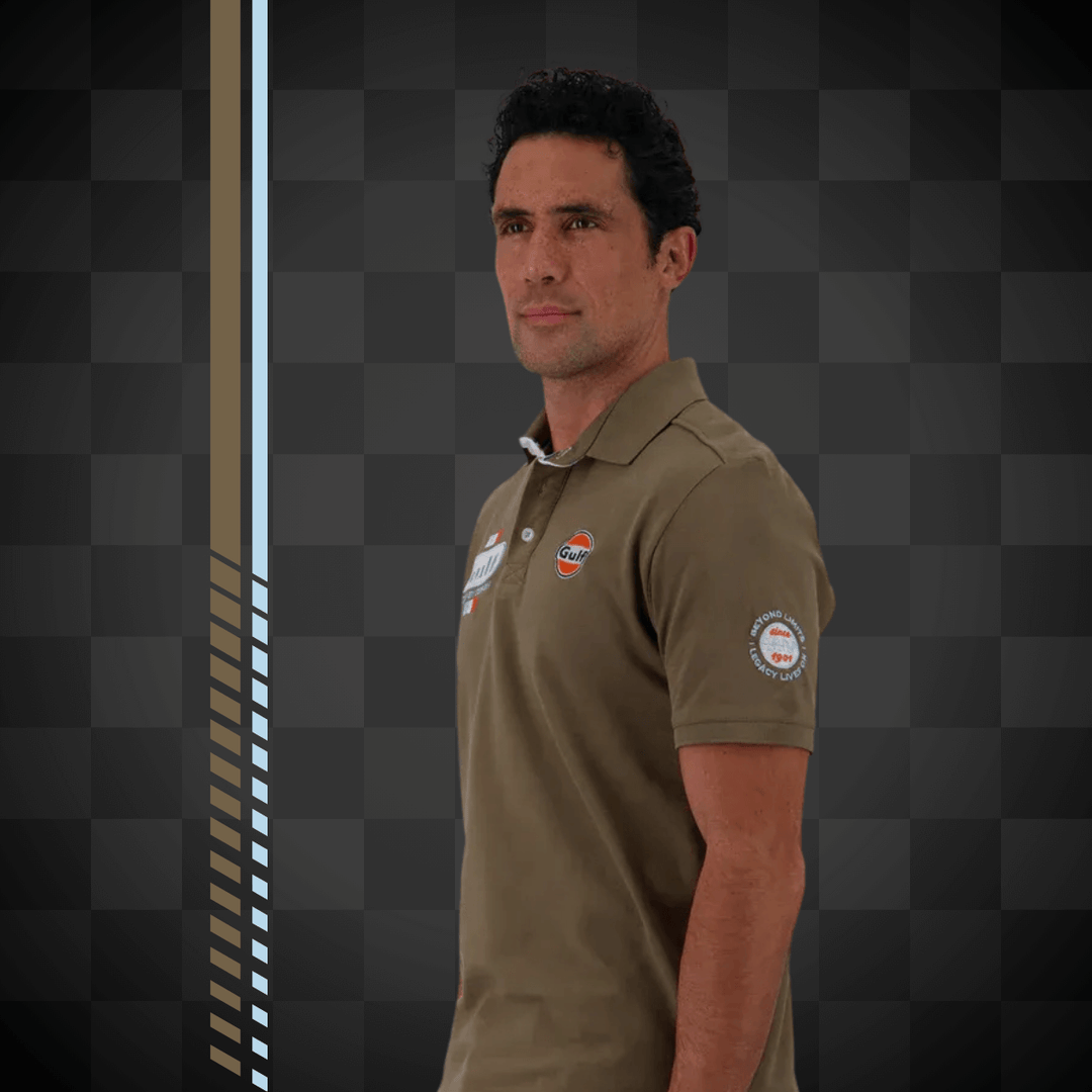Affirmez votre look avec Gulf Polo "Bold Classics" Olive - il incarne l'essence du style racing avec assurance. il affiche une construction robuste et durable. - Esprit Pilote