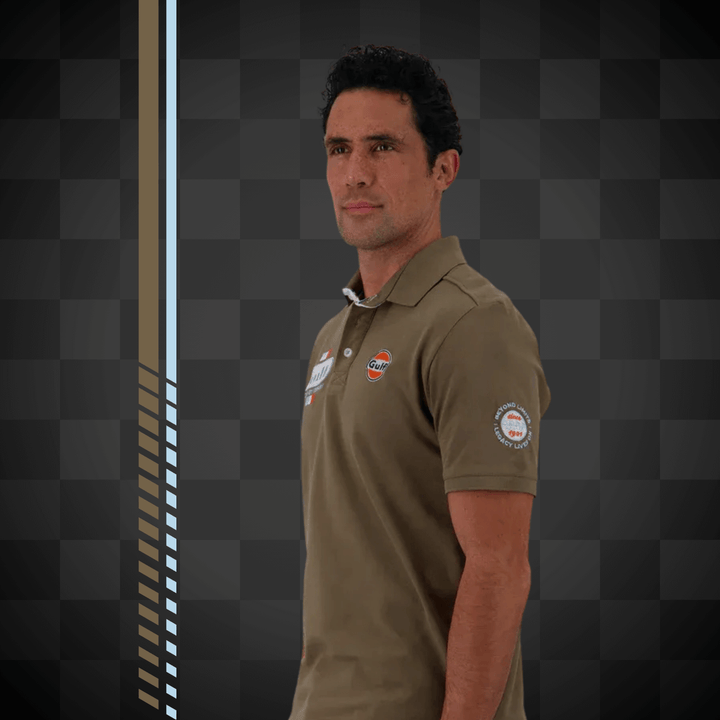 Affirmez votre look avec Gulf Polo "Bold Classics" Olive - il incarne l'essence du style racing avec assurance. il affiche une construction robuste et durable. - Esprit Pilote