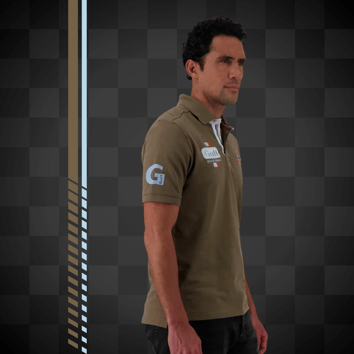 Affirmez votre look avec Gulf Polo "Bold Classics" Olive - il incarne l'essence du style racing avec assurance. il affiche une construction robuste et durable. - Esprit Pilote