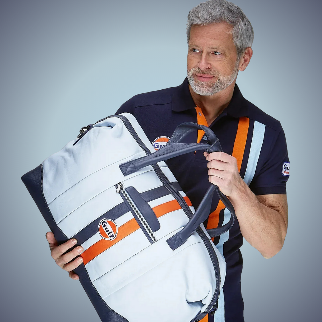 Affirmez votre look avec Gulf Sac Cuir "Travel Bag" - Light Blue - Voyagez dans un style classique et intemporel, avec ce sac de voyage Gulf fabriqué par de véritables maîtres et artistes, dans un superbe cuir de vache pleine fleur, aussi robuste qu’il es