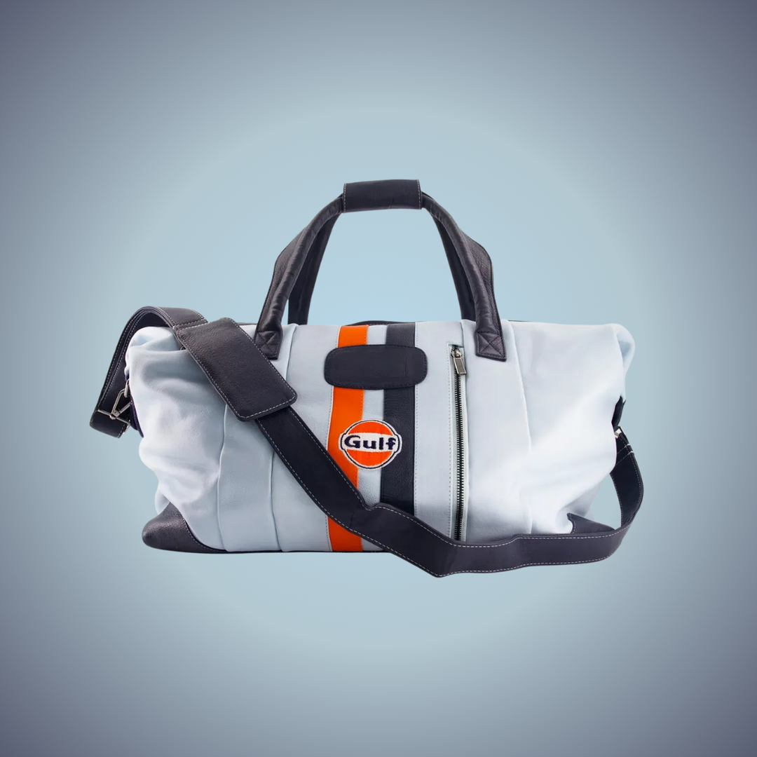 Affirmez votre look avec Gulf Sac Cuir "Travel Bag" - Light Blue - Voyagez dans un style classique et intemporel, avec ce sac de voyage Gulf fabriqué par de véritables maîtres et artistes, dans un superbe cuir de vache pleine fleur, aussi robuste qu’il es