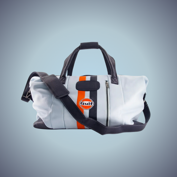 Affirmez votre look avec Gulf Sac Cuir "Travel Bag" - Light Blue - Voyagez dans un style classique et intemporel, avec ce sac de voyage Gulf fabriqué par de véritables maîtres et artistes, dans un superbe cuir de vache pleine fleur, aussi robuste qu’il es