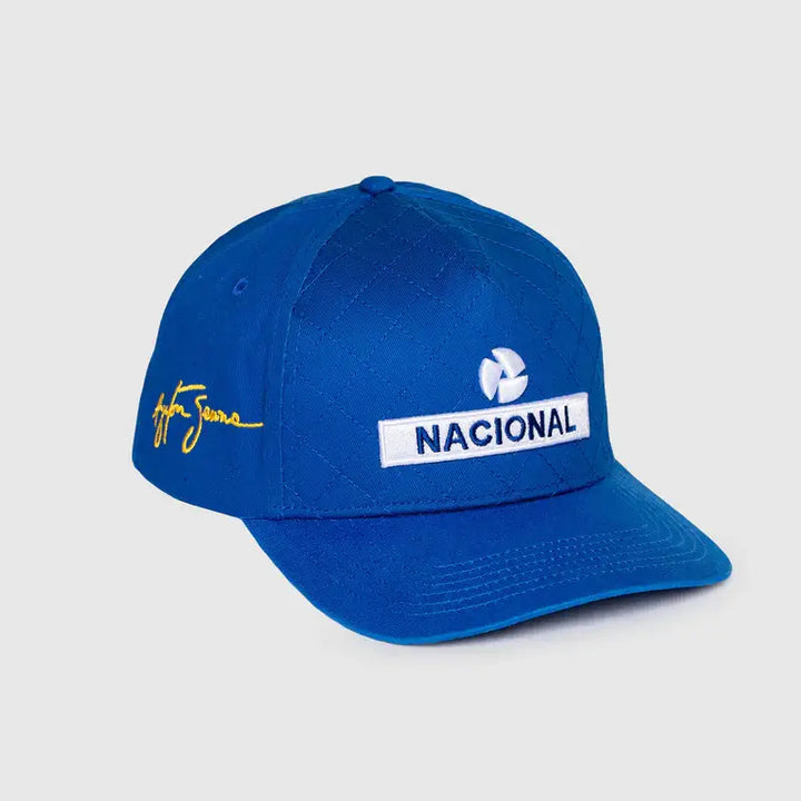 Ayrton Senna Casquette "Nacional" Quilted - Arrivage en cours. Ayrton Senna Casquette "Nacional" Quilted. Brodée à l'effigie de la légende. 100% coton, surpiqûre premium. Incontournable pour les fans. - Esprit Pilote
