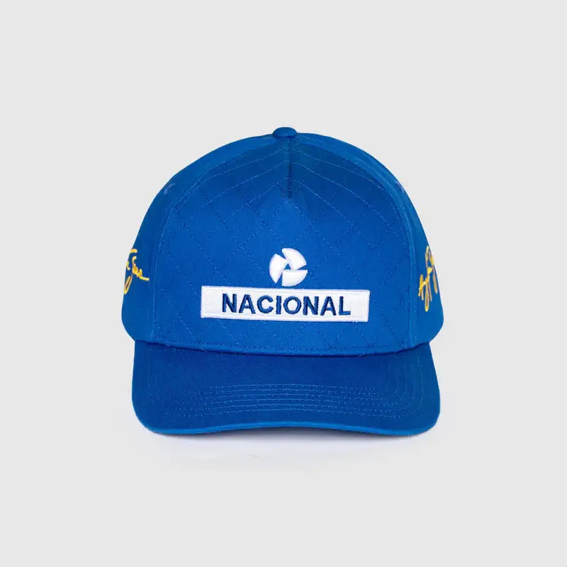 Ayrton Senna Casquette "Nacional" Quilted - Arrivage en cours. Ayrton Senna Casquette "Nacional" Quilted. Brodée à l'effigie de la légende. 100% coton, surpiqûre premium. Incontournable pour les fans. - Esprit Pilote