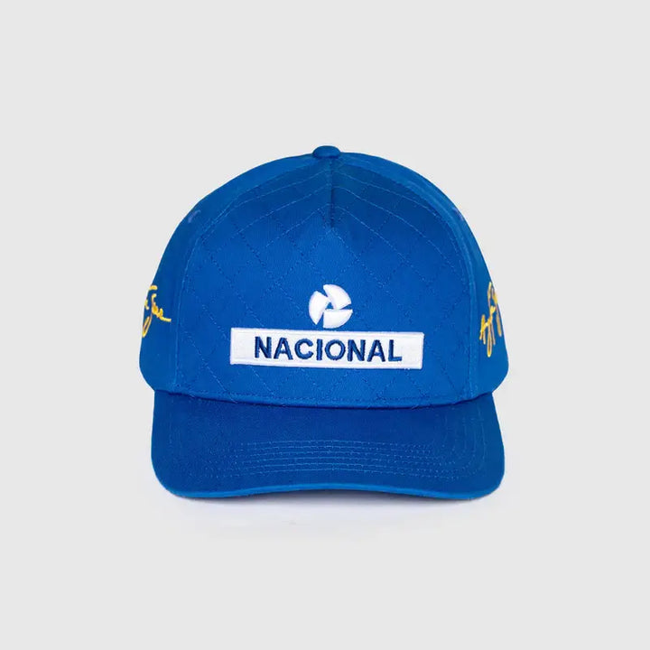 Ayrton Senna Casquette "Nacional" Quilted - Arrivage en cours. Ayrton Senna Casquette "Nacional" Quilted. Brodée à l'effigie de la légende. 100% coton, surpiqûre premium. Incontournable pour les fans. - Esprit Pilote