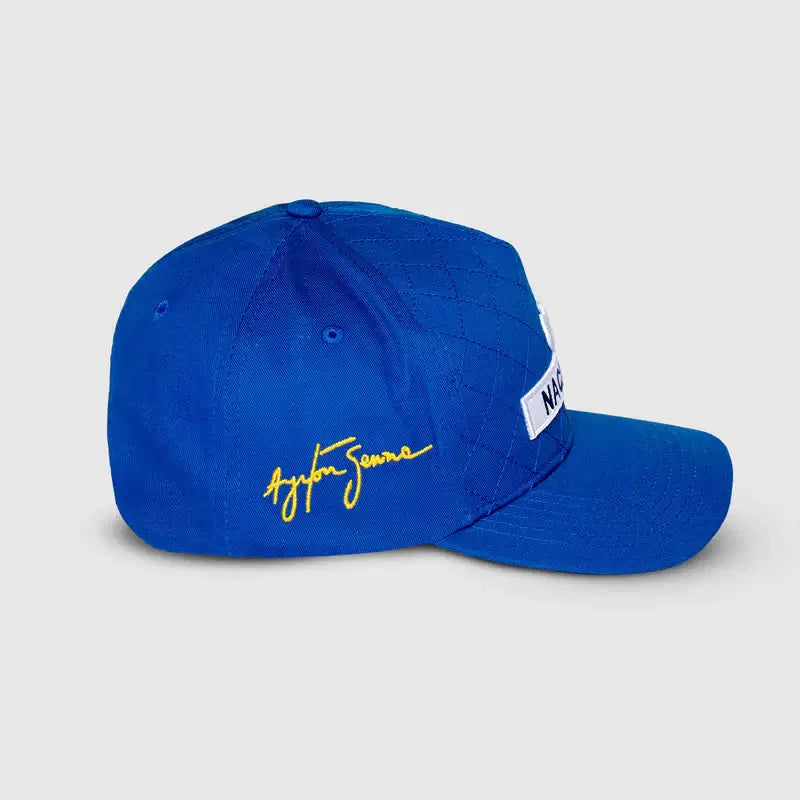 Ayrton Senna Casquette "Nacional" Quilted - Arrivage en cours. Ayrton Senna Casquette "Nacional" Quilted. Brodée à l'effigie de la légende. 100% coton, surpiqûre premium. Incontournable pour les fans. - Esprit Pilote