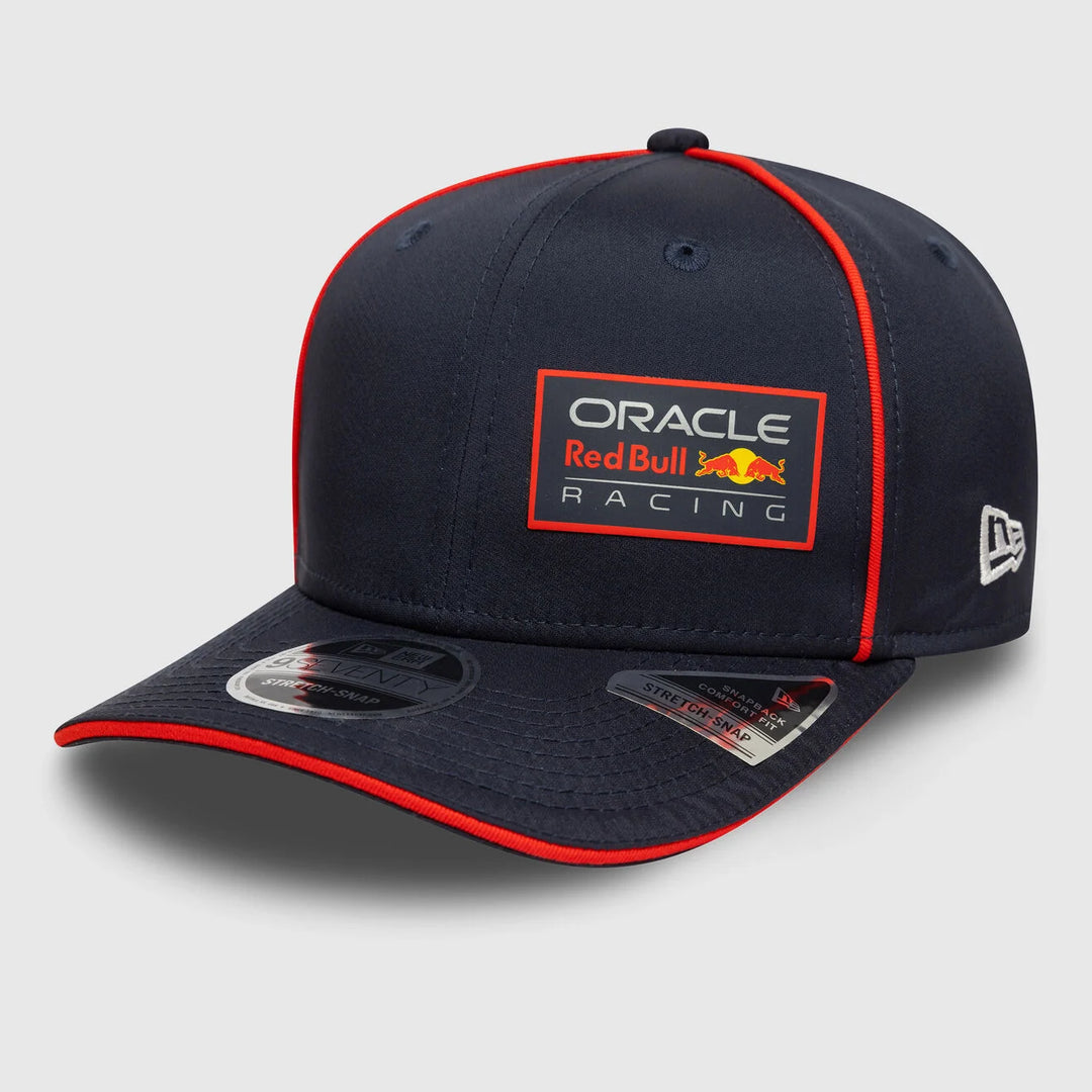 Affirmez votre look avec RedBull F1 Team Casquette Team 2025 - Casquette officielle RedBull F1 Team 2025 sous licence New Era. Conçue pour les passionnés de Formule 1, ce modèle mixte allie style sportif et confort optimal. La sangle arrière réglable gara