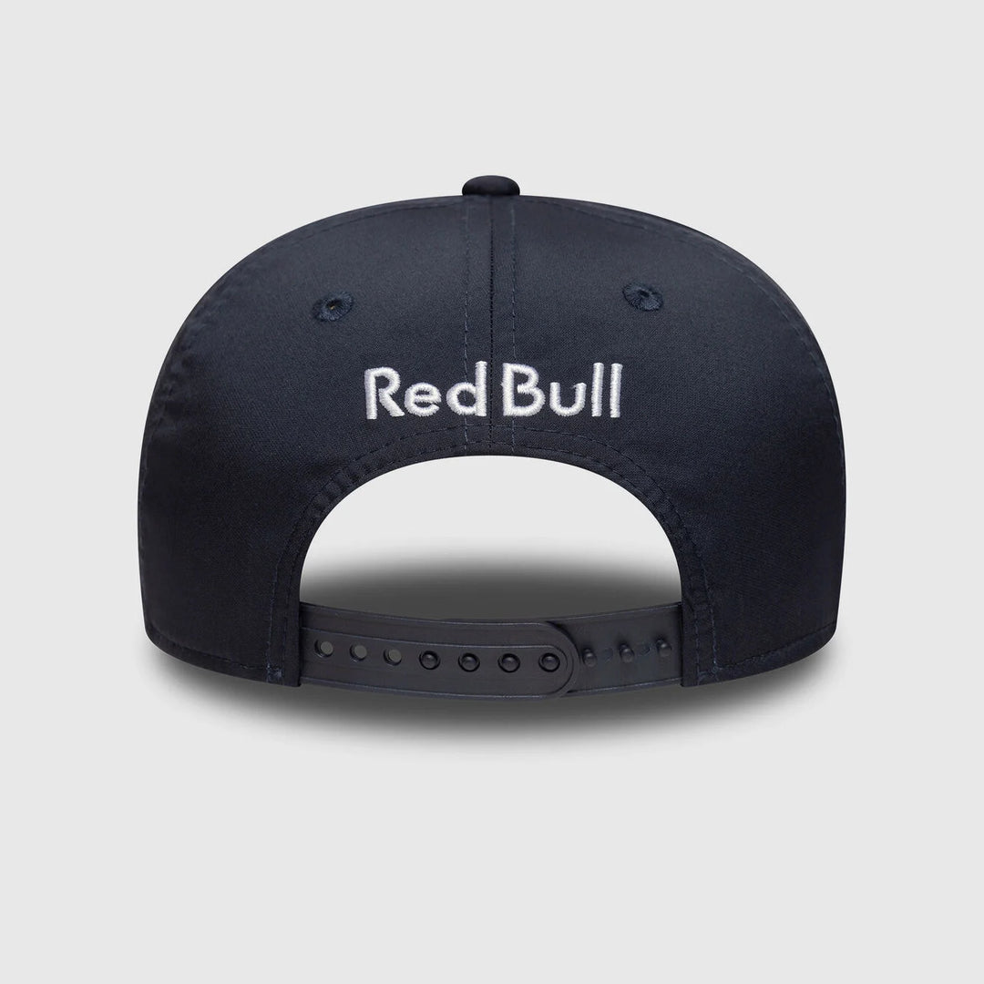 Affirmez votre look avec RedBull F1 Team Casquette Team 2025 - Casquette officielle RedBull F1 Team 2025 sous licence New Era. Conçue pour les passionnés de Formule 1, ce modèle mixte allie style sportif et confort optimal. La sangle arrière réglable gara
