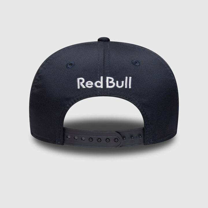 Affirmez votre look avec RedBull F1 Team Casquette Team 2025 - Casquette officielle RedBull F1 Team 2025 sous licence New Era. Conçue pour les passionnés de Formule 1, ce modèle mixte allie style sportif et confort optimal. La sangle arrière réglable gara