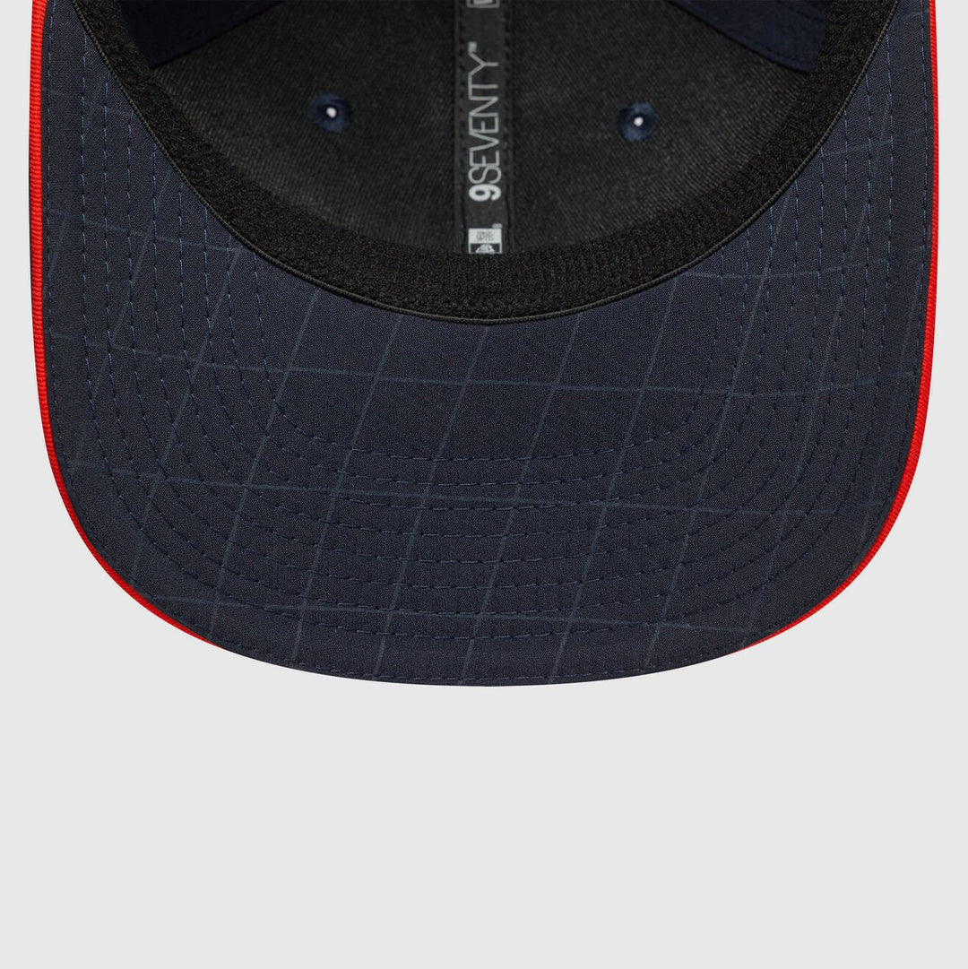 Affirmez votre look avec RedBull F1 Team Casquette Team 2025 - Casquette officielle RedBull F1 Team 2025 sous licence New Era. Conçue pour les passionnés de Formule 1, ce modèle mixte allie style sportif et confort optimal. La sangle arrière réglable gara