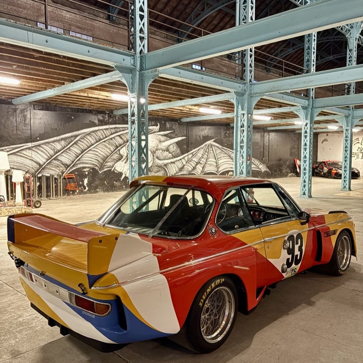 Affirmez votre look avec Vroom Vroom x Esprit Pilote Tee Shirt 3.0 CSL "Alexander Calder 1975" - Disponible à partir du 10 février Quand l’art rencontre la course. Vroom Vroom a demandé à Esprit Pilote de réinterpréter une icône absolue : la BMW 3.0 CSL “