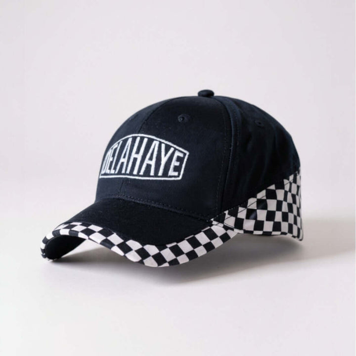 Delahaye Casquette "Arbitru" - Delahaye Casquette "Arbitru" en coton bleu marine, inspirée des circuits automobiles. Visière à motif damier contrasté et logo DELAHAYE brodé.