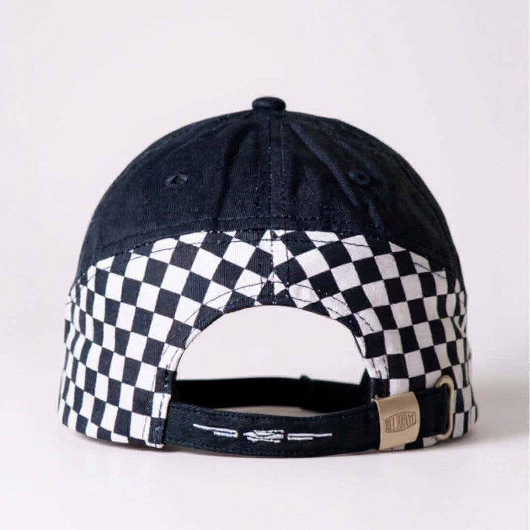 Delahaye Casquette "Arbitru" - Delahaye Casquette "Arbitru" en coton bleu marine, inspirée des circuits automobiles. Visière à motif damier contrasté et logo DELAHAYE brodé.