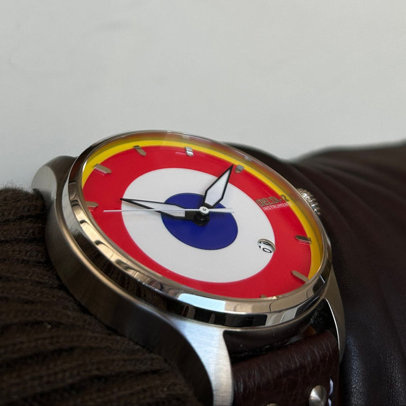 Affirmez votre look avec Delta-2 Montre Armée de l'air française édition limitée 300ex - Détails du produit Les Delta-2 de la série coaxiale sont des montres à la fois robustes et élégantes, qui se portent en toutes circonstances. L'arrière transparent la