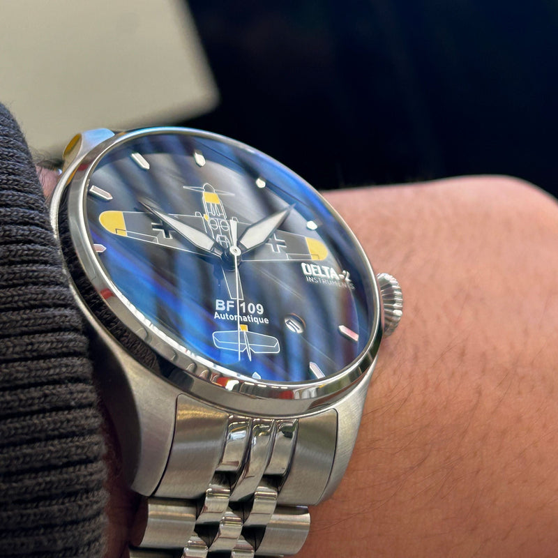 Affirmez votre look avec Delta-2 Montre Bf109 édition limitée 300ex - Détails du produit Les Delta-2 de la série coaxiale sont des montres à la fois robustes et élégantes, qui se portent en toutes circonstances. L'arrière transparent laisse entrevoir le m
