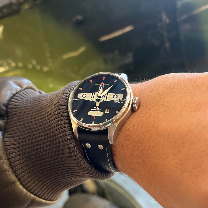 Affirmez votre look avec Delta-2 Montre P51 édition limitée 300ex - Détails du produit Les Delta-2 de la série coaxiale sont des montres à la fois robustes et élégantes, qui se portent en toutes circonstances. L'arrière transparent laisse entrevoir le méc