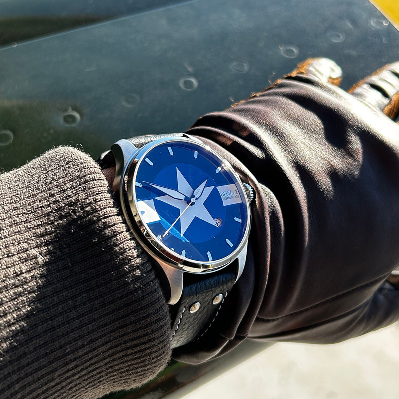 Affirmez votre look avec Delta-2 Montre USAF édition limitée 300ex - Détails du produit Les Delta-2 de la série coaxiale sont des montres à la fois robustes et élégantes, qui se portent en toutes circonstances. L'arrière transparent laisse entrevoir le mé
