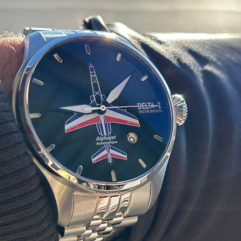 Affirmez votre look avec Delta-2 Montre Alphajet édition limitée 300ex. - Détails du produit Les Delta-2 de la série coaxiale sont des montres à la fois robustes et élégantes, qui se portent en toutes circonstances. L'arrière transparent laisse entrevoir