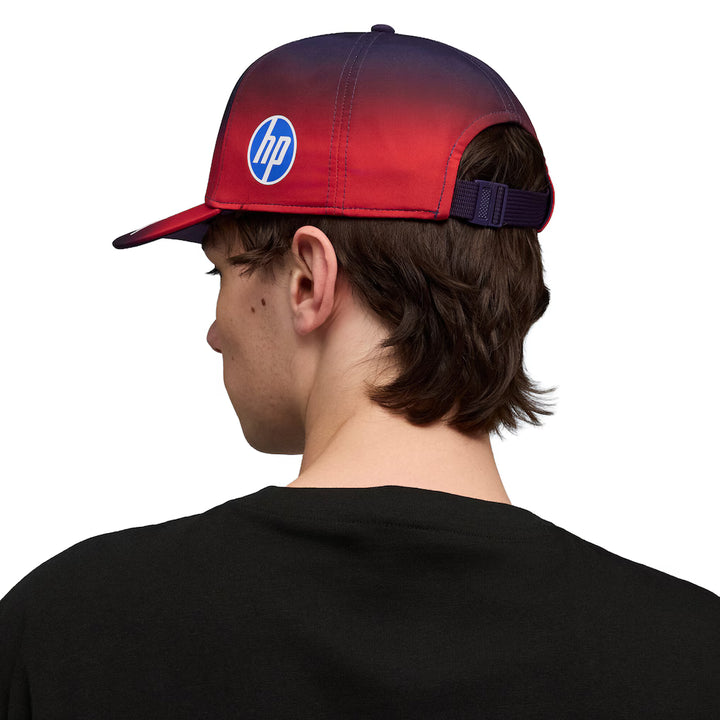 Scuderia Ferrari Casquette Charles Leclerc GP Chine 2026 - Scuderia Ferrari Casquette Charles Leclerc GP Chine 2026 - Casquette officielle Puma avec panneaux maille ventilant, patch cousu et fermeture à pression. - Esprit Pilote