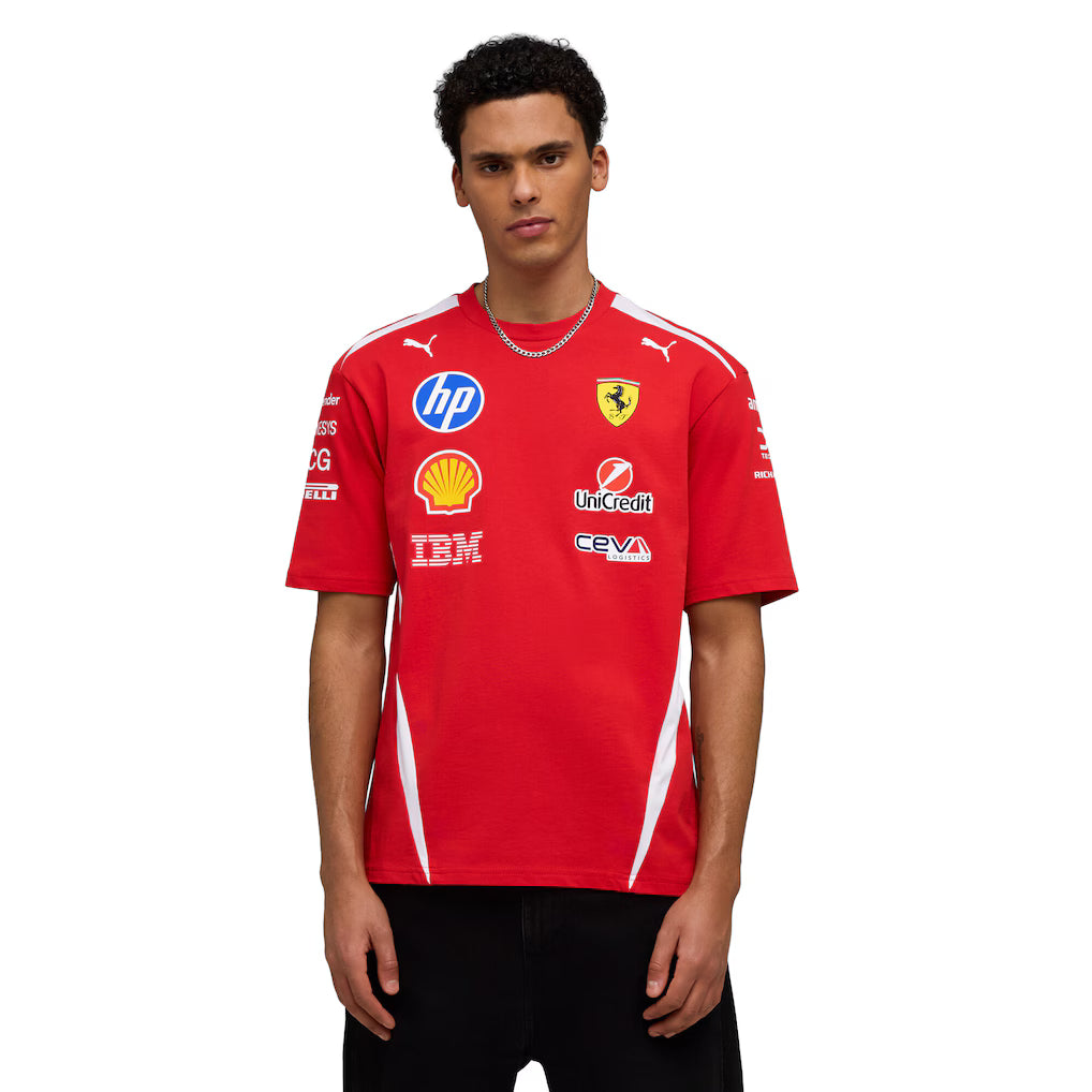 Scuderia Ferrari Tee Shirt Pilote 2026 - Scuderia Ferrari Tee Shirt Pilote 2026. Tee-shirt officiel en 100% coton tricoté, coupe régulière avec col ras du cou. Logos Ferrari et sponsors visibles. - Esprit Pilote