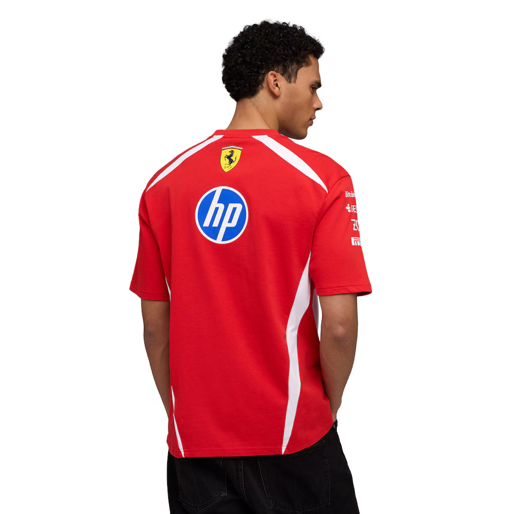 Scuderia Ferrari Tee Shirt Pilote 2026 - Scuderia Ferrari Tee Shirt Pilote 2026. Tee-shirt officiel en 100% coton tricoté, coupe régulière avec col ras du cou. Logos Ferrari et sponsors visibles. - Esprit Pilote